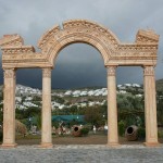 Korint Sütunlu Hadriyan Kapı Beton