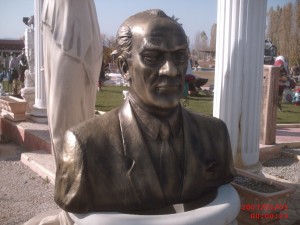Atatürk Büst Gövde